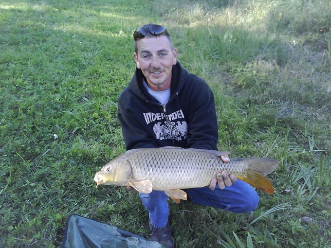 Chris West with an 8.6 lb common caught during Session 4 in Baldwinsville, NY