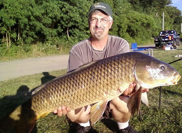 Kent Appleby with a 25+ lb common carp caught shortly after the conclusin of the July 9, 2011 Shootout in Fulton, NY