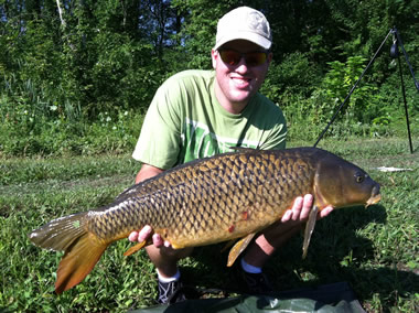 Matt Broekhuizen displays his 16 lb, 5 oz common--the first fish of the day and the hour 1 winner